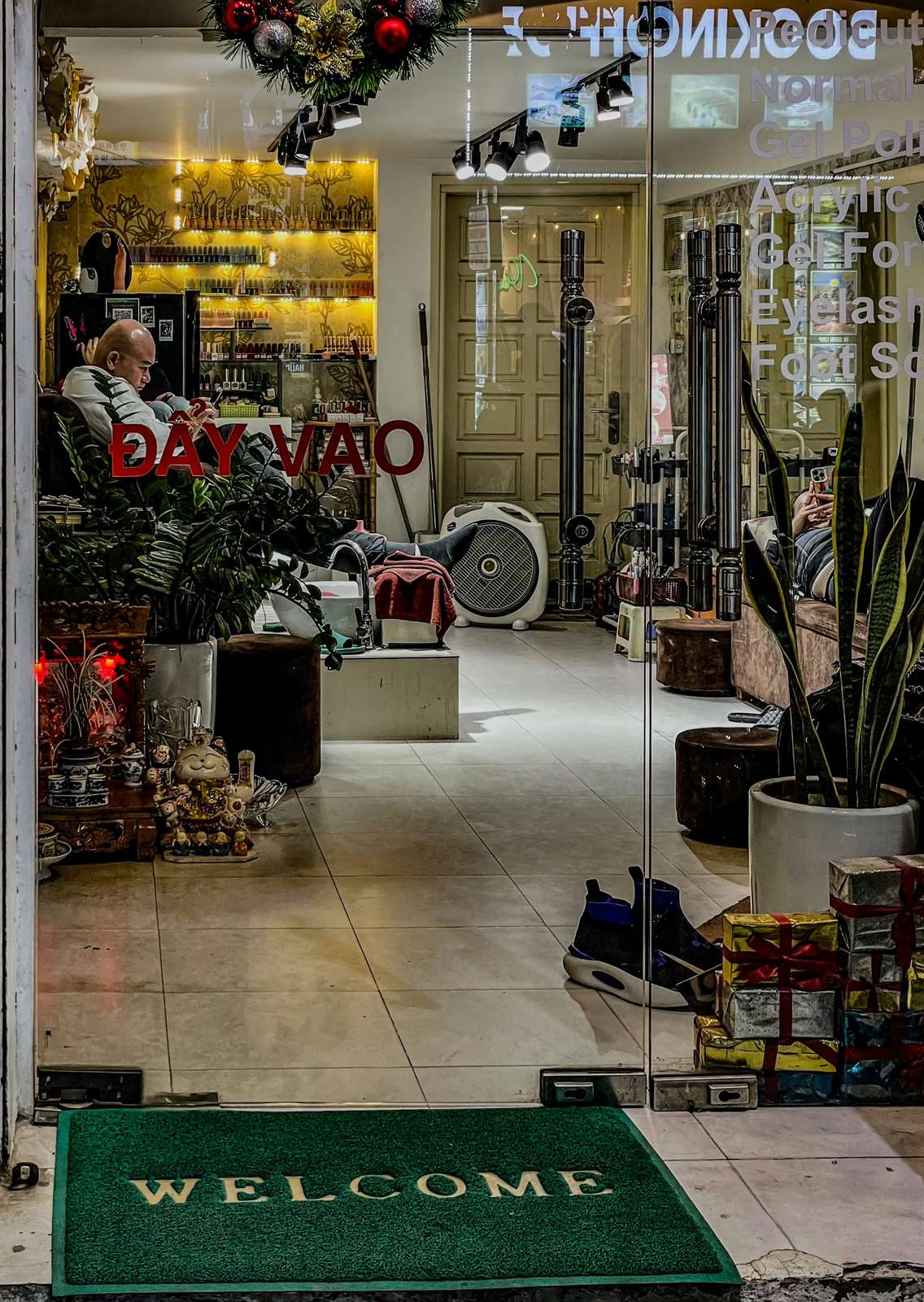 Black 2 Blonde salon interior